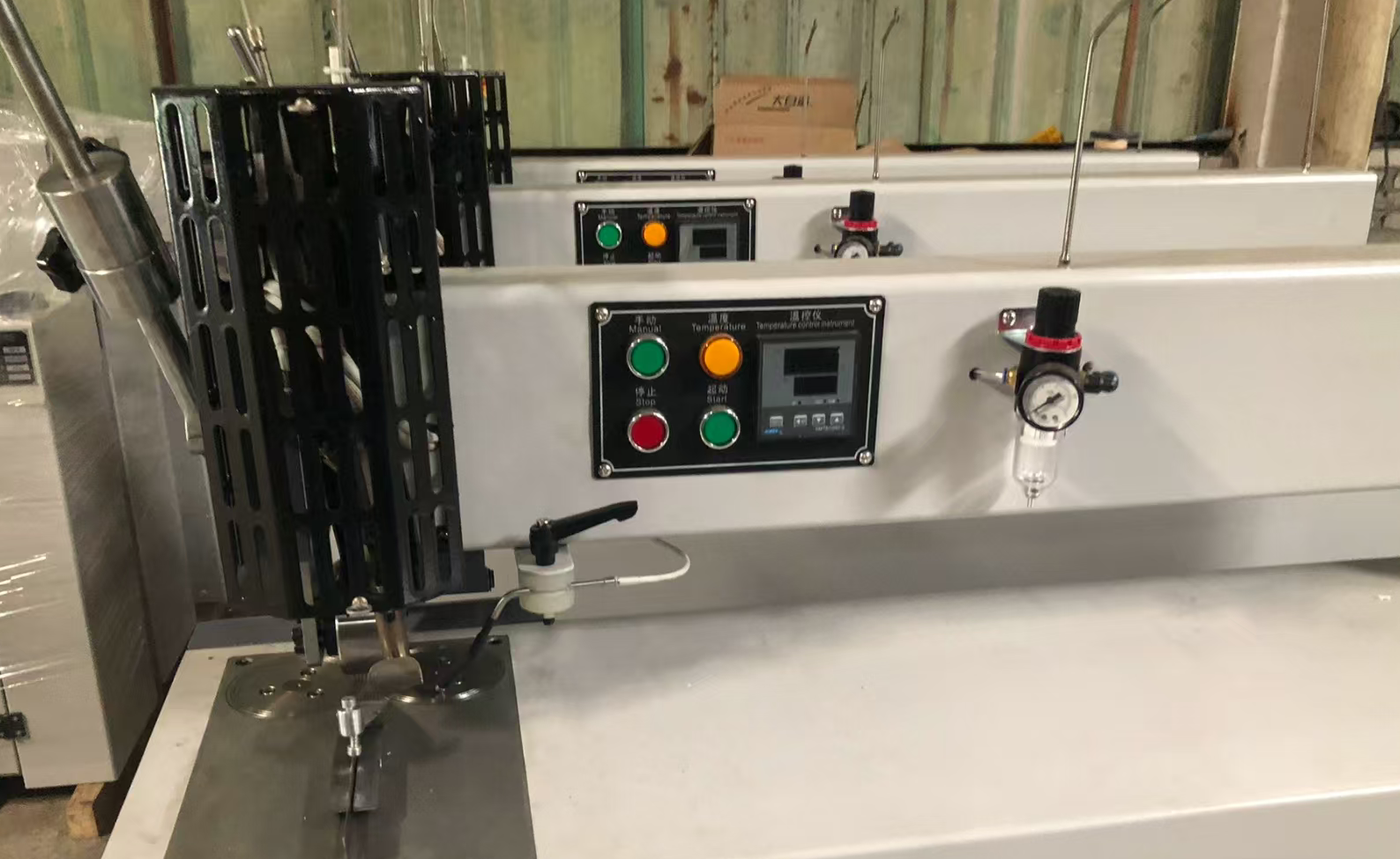 Veneer splicing machine